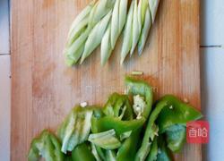 辣椒炒豆腐皮的做法图解1