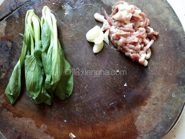 青菜洗净，肉切丝，蒜头拍碎