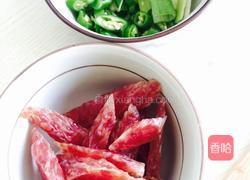 腊肠炒青菜的做法图解1