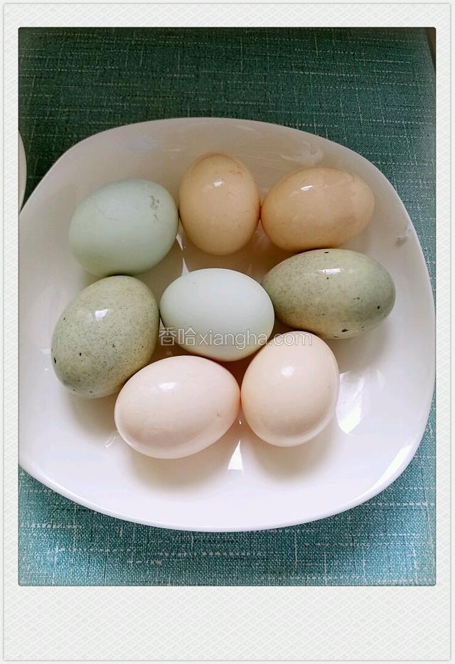 准备鸡蛋2个，咸鸭蛋1个（煮熟），皮蛋1个