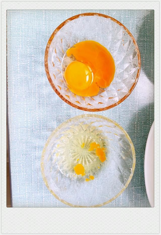 首先把鸡蛋的蛋黄和蛋清分开