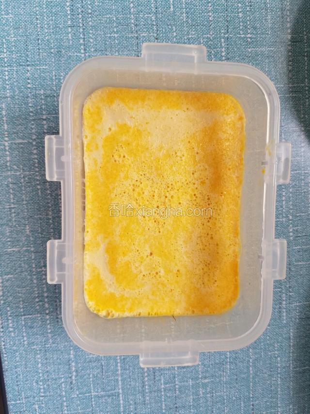 开锅再把打匀的蛋黄浇在上面，蒸10分钟左右，出锅。