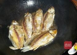 煎小鲫鱼的做法图解2