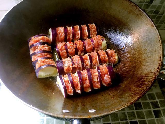 锅中放入适量油和盐烧热后把茄子一块块放进去