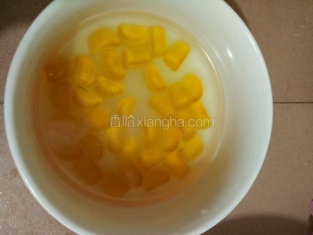 时间差不多到再做镜面：把QQ糖放到碗里，加入凉开水和白糖
