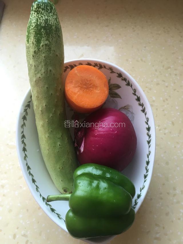 准备黄瓜，紫洋葱，辣椒，和胡萝卜洗净备用。