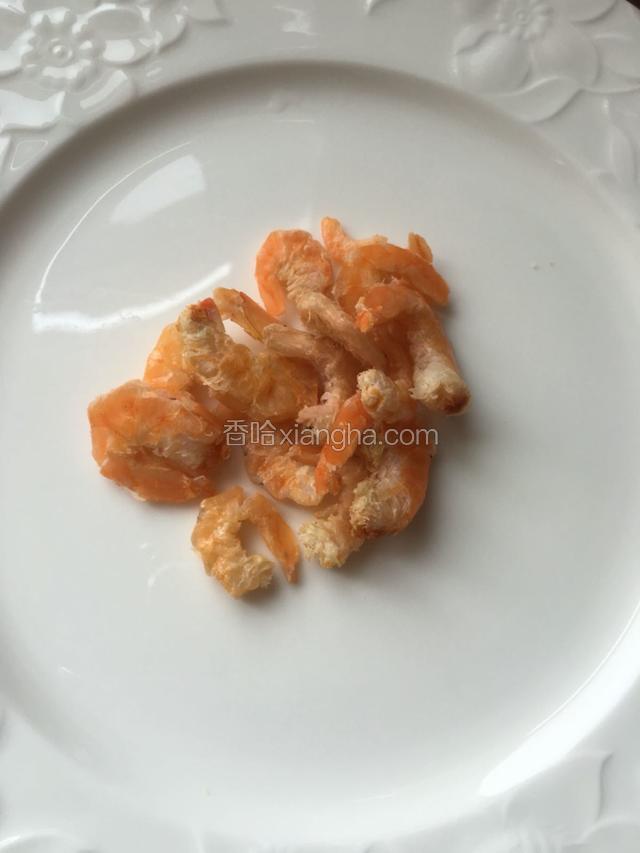 准备虾干用凉水浸泡5分钟，冼净备用。