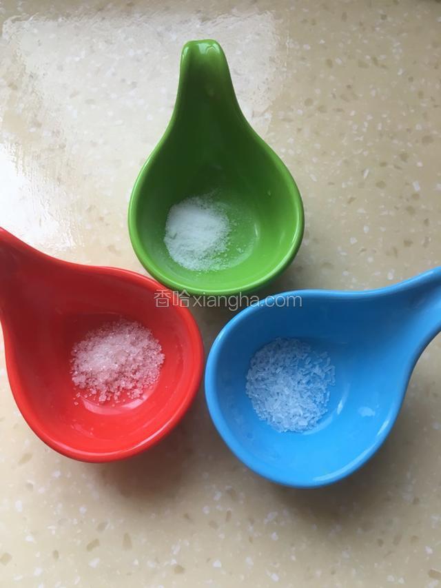 准备调料，精盐，白糖，味精备用。