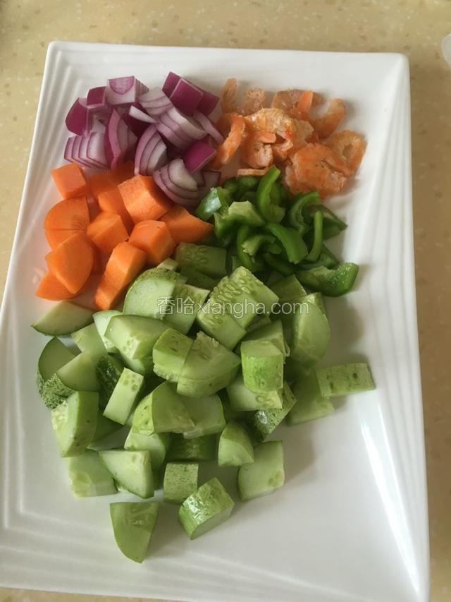 把黄瓜切成小块，胡萝卜切成小块，辣椒切成小块放在一起备用。