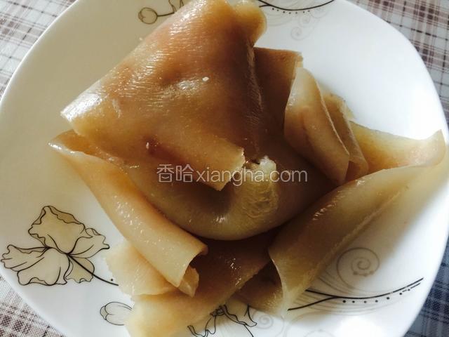 肉皮入锅煮两分钟，用镊子拔去猪毛，用刀将猪皮里面的多余油脂刮干净（刮油部分没有拍照）