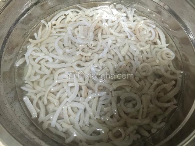 空干水分，用一碗肉皮加两碗水的配比方法配比好，倒入容器，加入少许的盐！搅拌均匀。隔水上锅蒸两个小时！因为蒸的时间较长，要不定期往锅里加开水！防止干锅！
