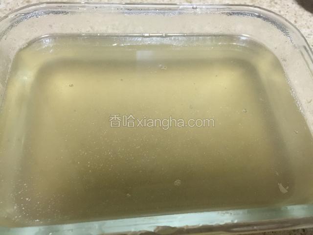 两个小时后出锅啦！不要搅拌，轻轻的端出容器，将上面没有肉皮的清汤慢慢地倒入另一个器皿，成型后叫清冻！