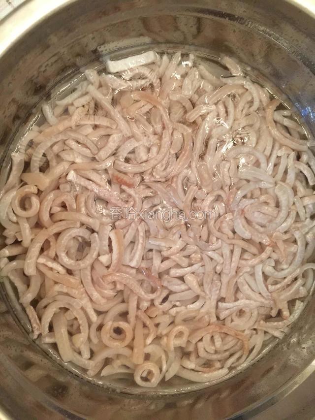 容器底部的肉皮可另倒入器皿，或者不动保留原样！成型后叫花冻！待放凉后将清冻和花冻放入冰箱冷藏！最少五个小时！
