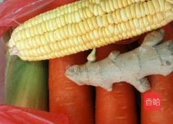 胡萝卜玉米猪骨汤的做法图解1