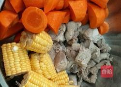 胡萝卜玉米猪骨汤的做法图解3