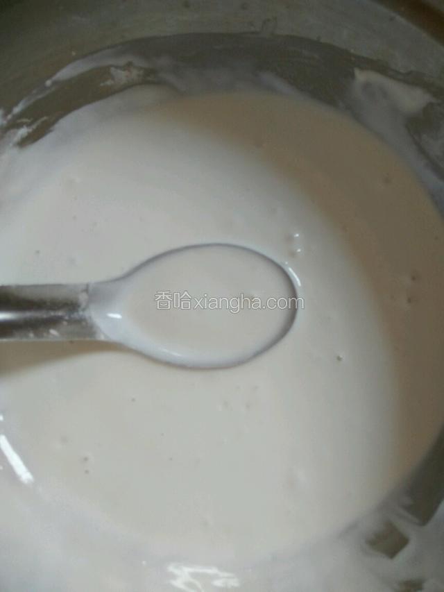 将粘米粉倒入盆子里，倒入适量水，搅拌成粉浆