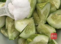 紫苏拌黄瓜的做法图解3