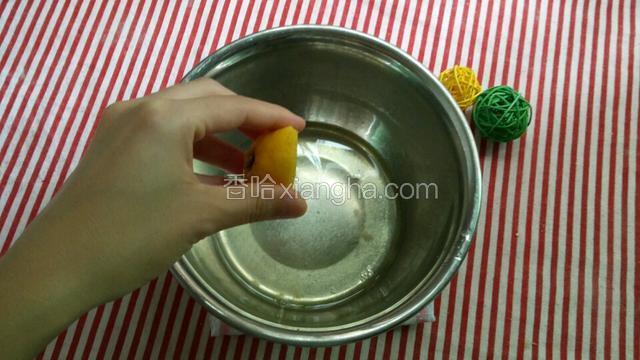 蛋清加入几滴柠檬汁，用电动打蛋器打发。