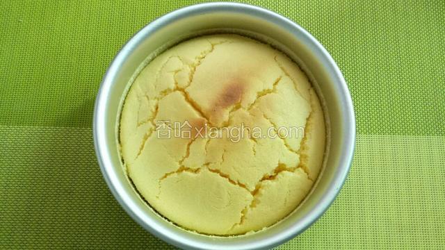 烤好的蛋糕取出，从二三十厘米的地方落下。