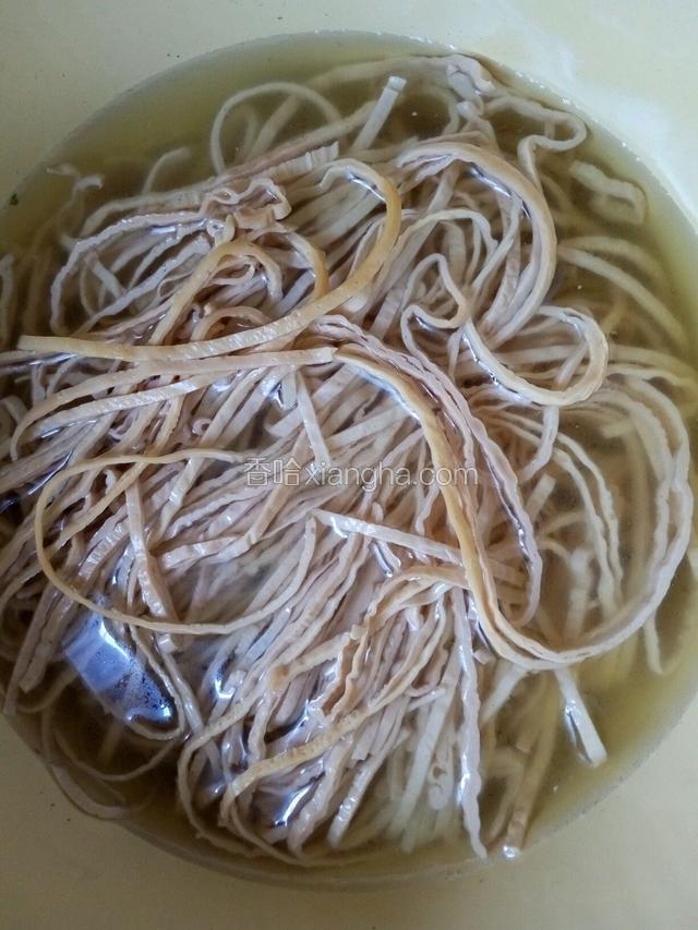 用凉水泡发云丝十分钟左右