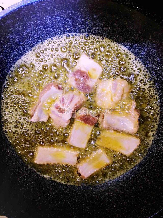 放入排骨中小火慢慢炸至金黄酥脆