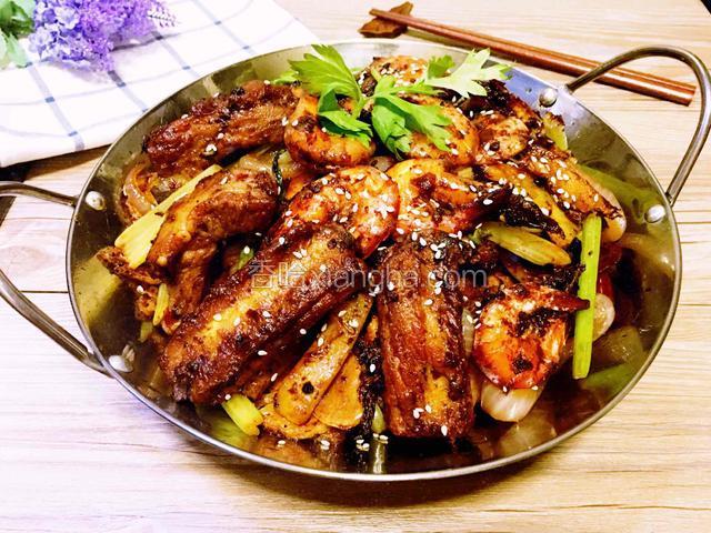 装盘撒上少许芝麻粒就可以吃啦