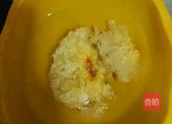 红栆皂角米莲子银耳汤的做法图解1