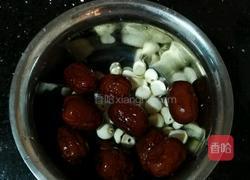 红栆皂角米莲子银耳汤的做法图解2