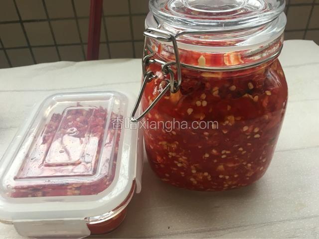 玻璃玻璃罐子提前用开水烫一下，然后把辣椒用勺子一勺勺加入的玻璃罐子中，然后密封好