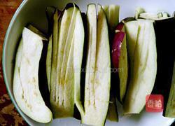 红辣椒蒸茄子的做法图解2