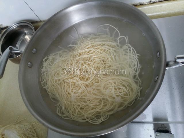 锅内加水烧至快开放入水面（我是做的5人份，分两次煮面），等到锅内大涨后，立即将面捞出。