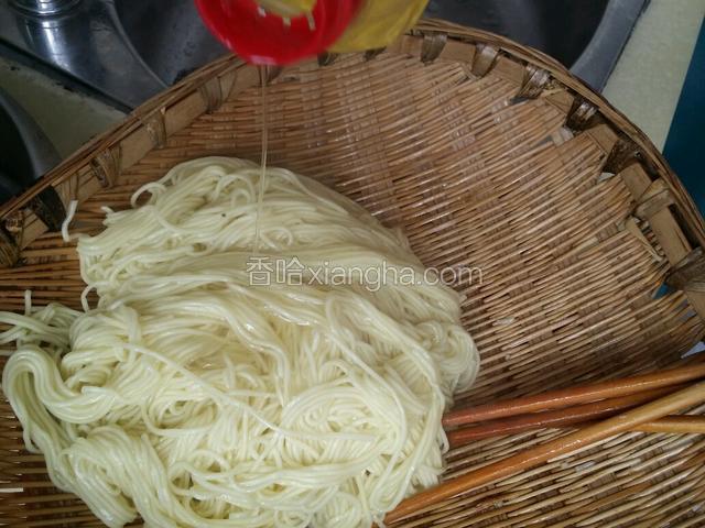 迅速倒入油。并用筷子挑散开。