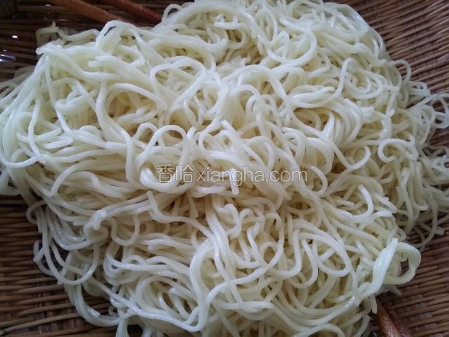 可用空调将面吹凉，并不停用筷子挑散开。