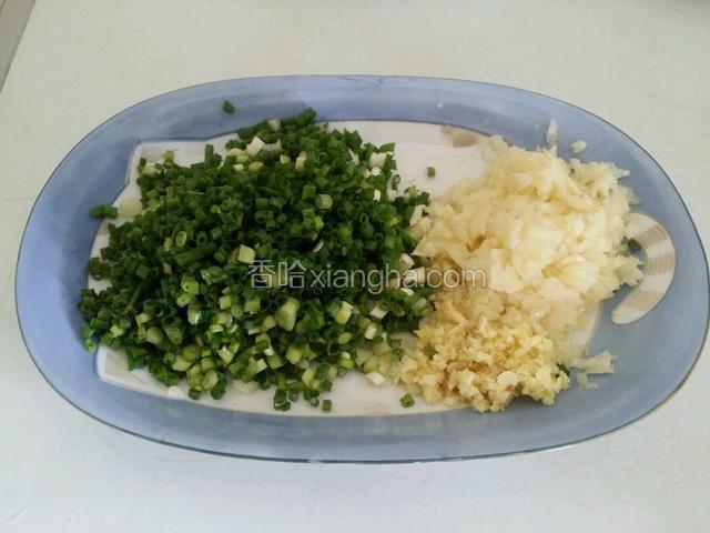 将大蒜、老姜，小葱切末待用。