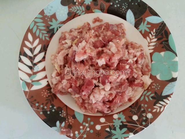 瘦肉洗净后切成末，放上一小勺盐，姜末，欠粉拌匀。