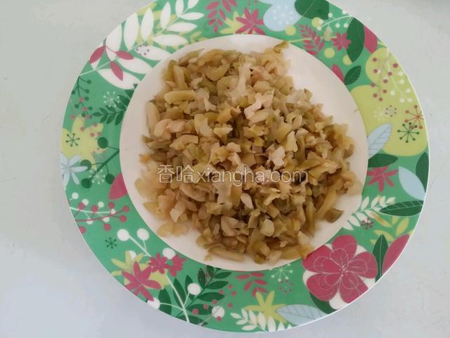 鱼泉榨菜洗净后沥干水，然后切成末待用。