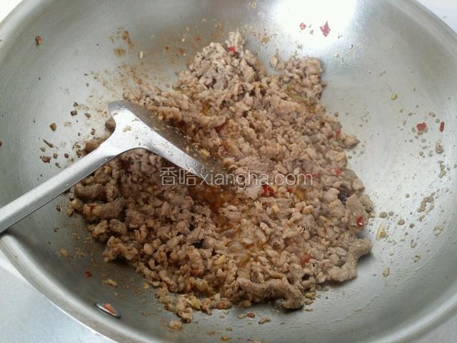净锅置于火上烧干后倒入适量油，烧热后放一点豆瓣，再倒入肉沫翻炒。最后加入榨菜翻炒一下即可。