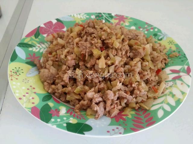 将榨菜肉沫放入盘中冷却后待用。