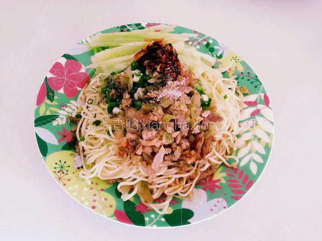 将适量的凉面放入盘中，放入酱油，醋，姜末，蒜末，葱末，芝麻油，味精，辣椒油，黄瓜丝，花椒粉，白糖。再放上一大勺榨菜肉沫。