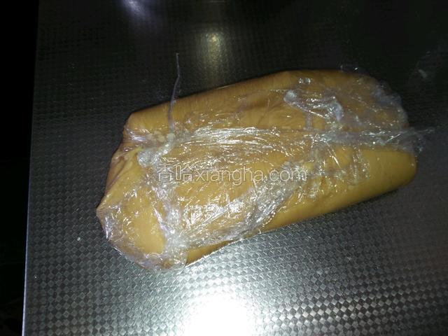 用保鲜膜包好，冰箱冷藏30分钟