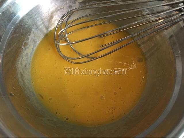 打入鸡蛋用打蛋器搅拌均匀！