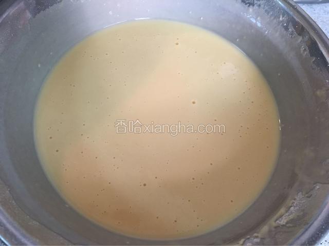 搅拌成面糊；如果严格按照配方面糊的浓度刚刚好！