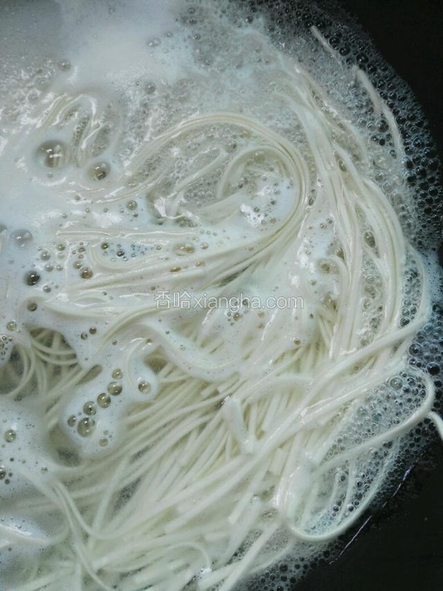 将面条入锅煮熟