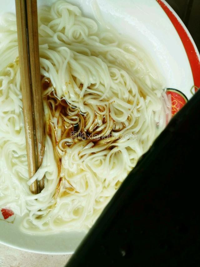 淋再面条上拌匀