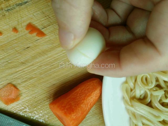 将煮熟的鹌鹑蛋顶部划一厘米长