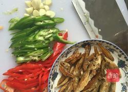 红青椒爆炒火焙鱼的做法图解2