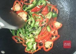 红青椒爆炒火焙鱼的做法图解4