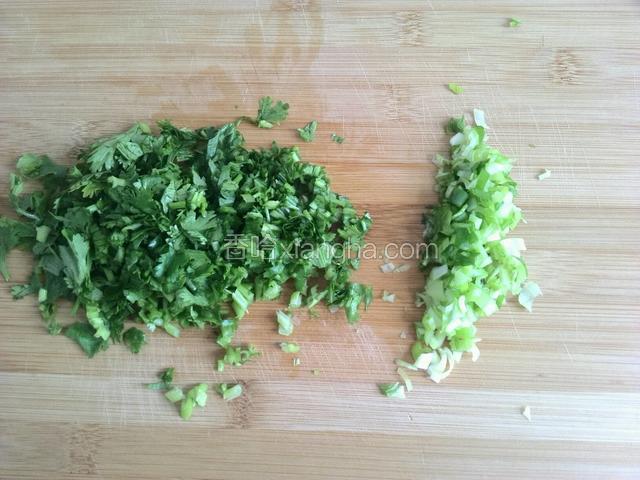 小葱，香菜切碎。