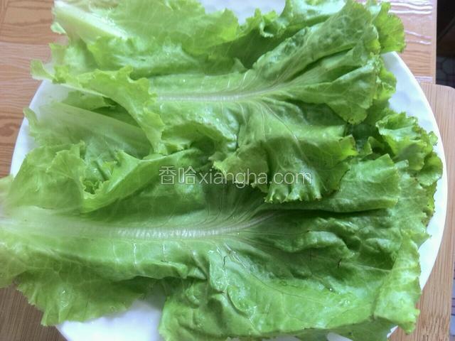 生菜洗净，控干水分备用。