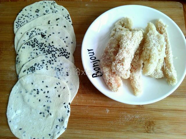 准备6个饺子皮，和鸡柳。把饺子皮擀的比平时薄一些，放入少许的黑芝麻，这样炸出来会很香。